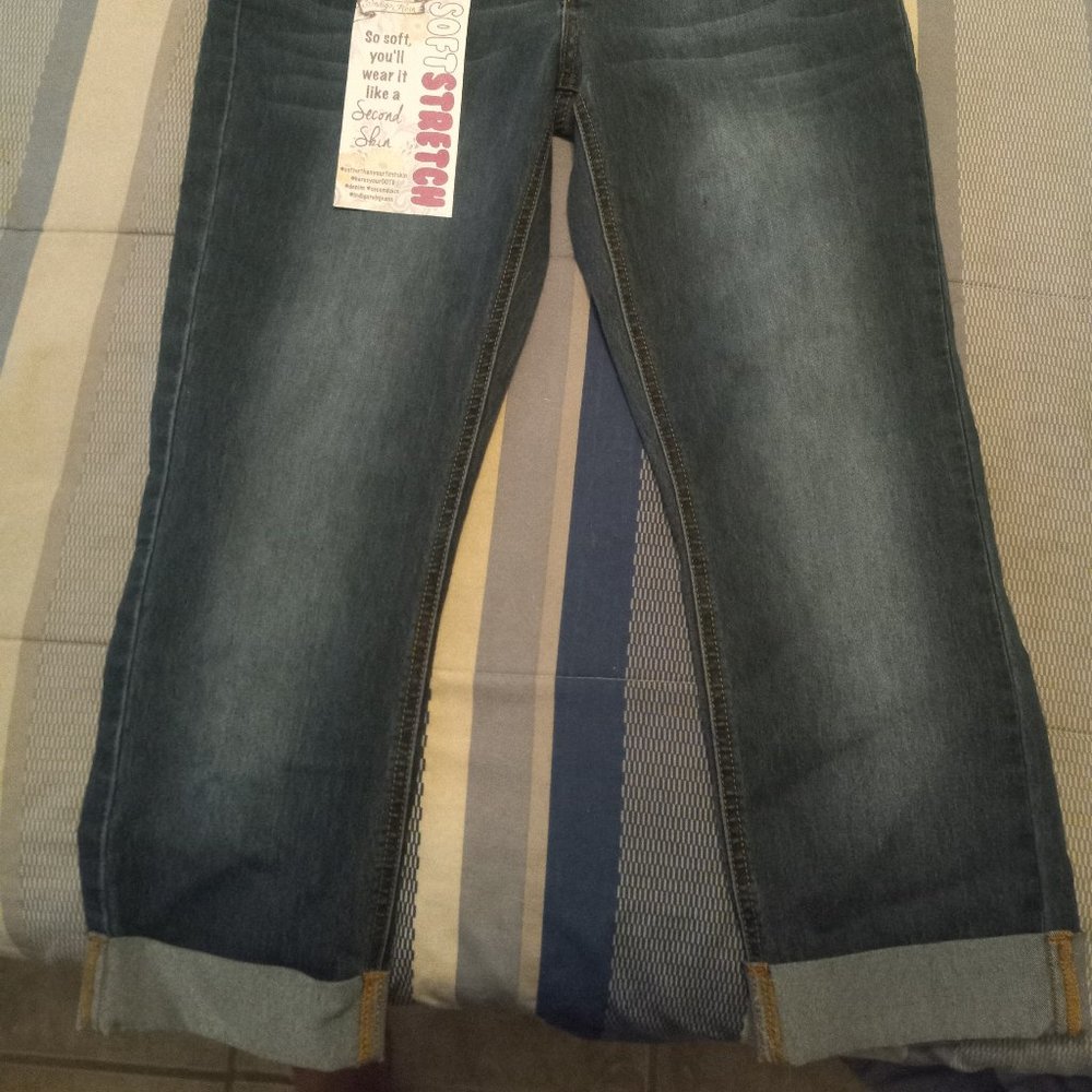 New Indigo Rein Soft Stretch cuffed Capri Size 7 Junior